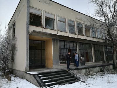 Урегулиран поземлен имот с административна сграда, с. Полски Сеновец